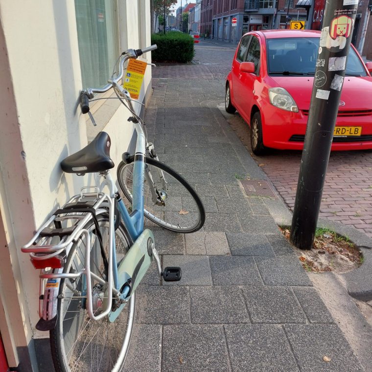 Stoep te smal door fiets en lantaarnpaal