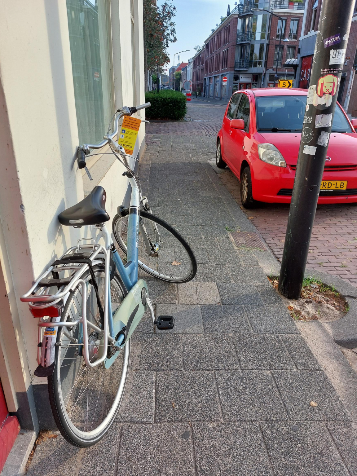 Stoep te smal door fiets en lantaarnpaal